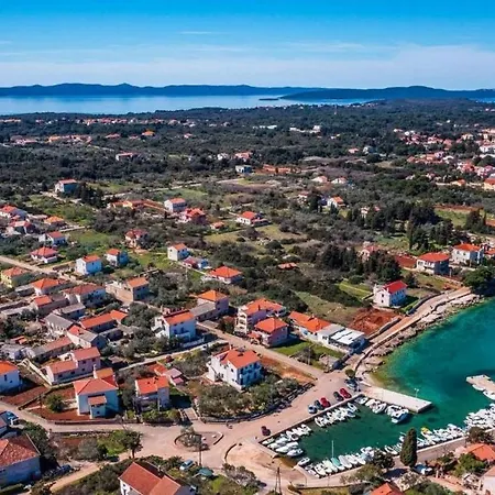 Apartman With Parking Space - 21848 Ugljan